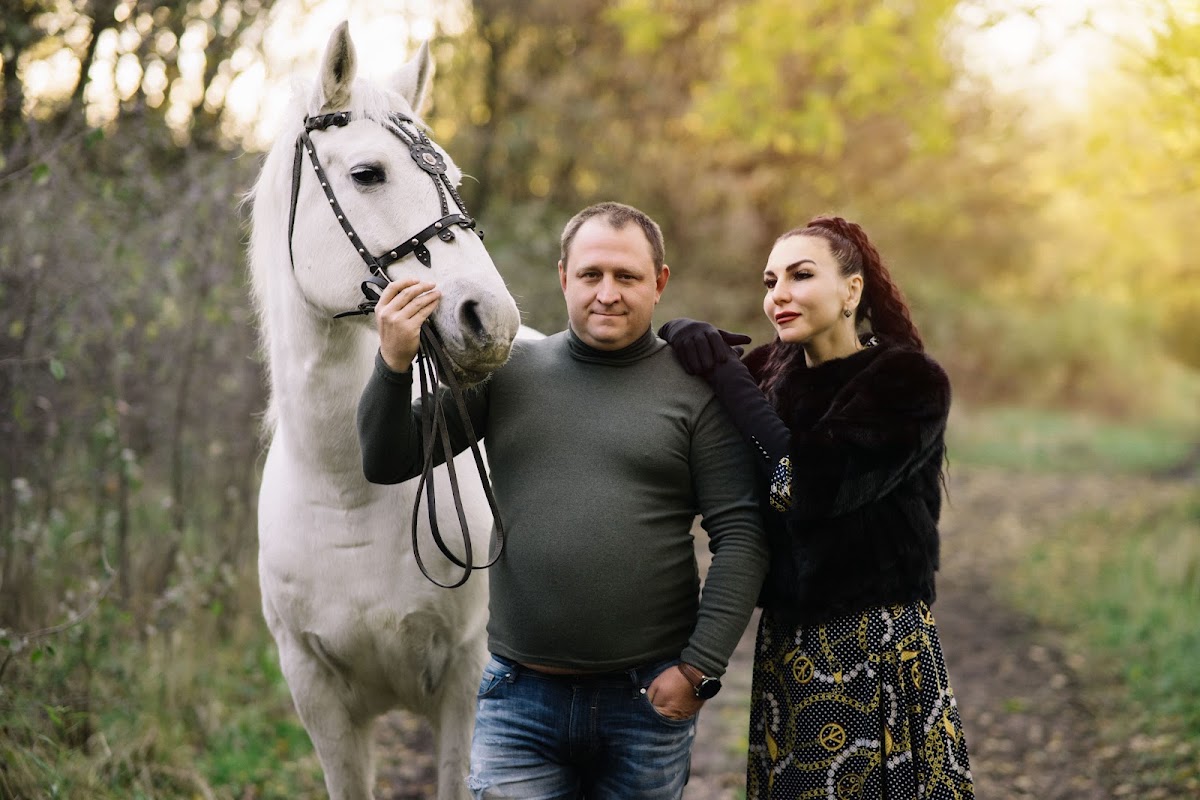 где то в деревне фотосессия с лошадью и парой