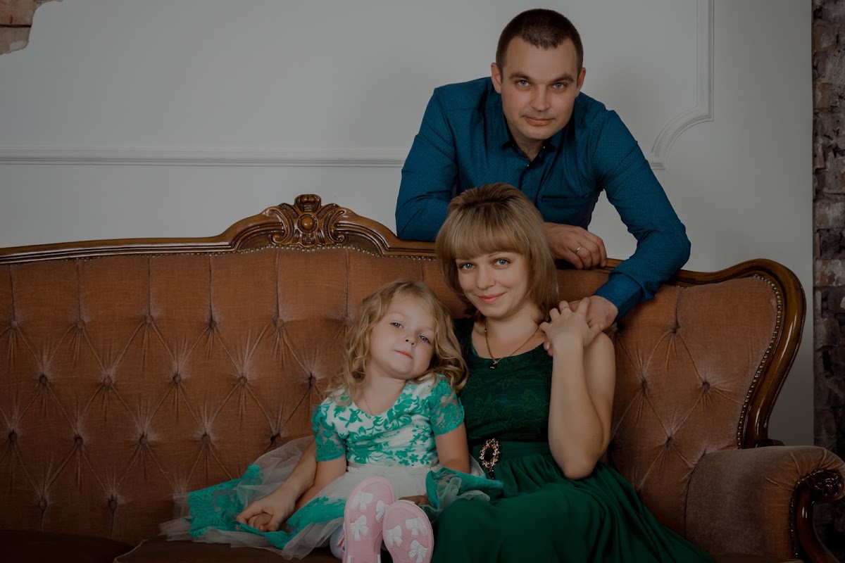 Семейная фото сессия в студии Vintage для Владимира, Анны и их очаровательной дочки Лизы