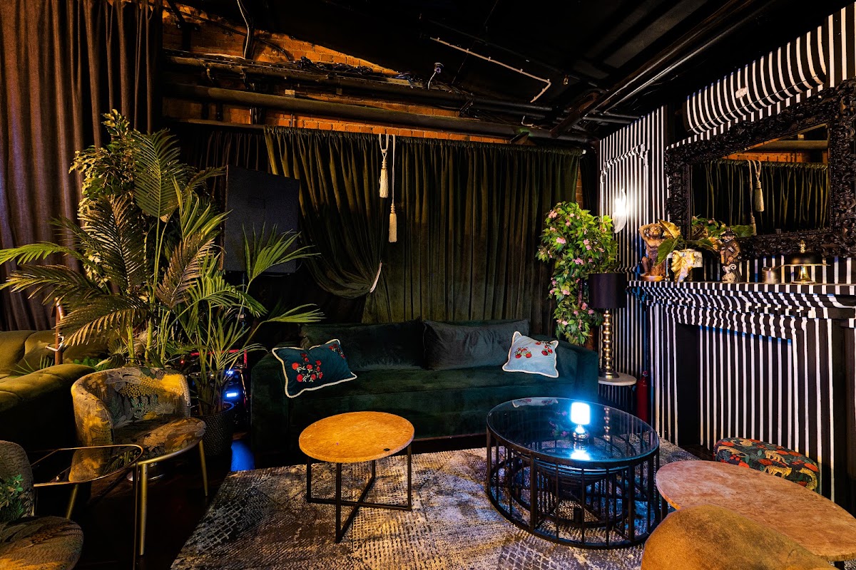 Monkey Lounge & Bar