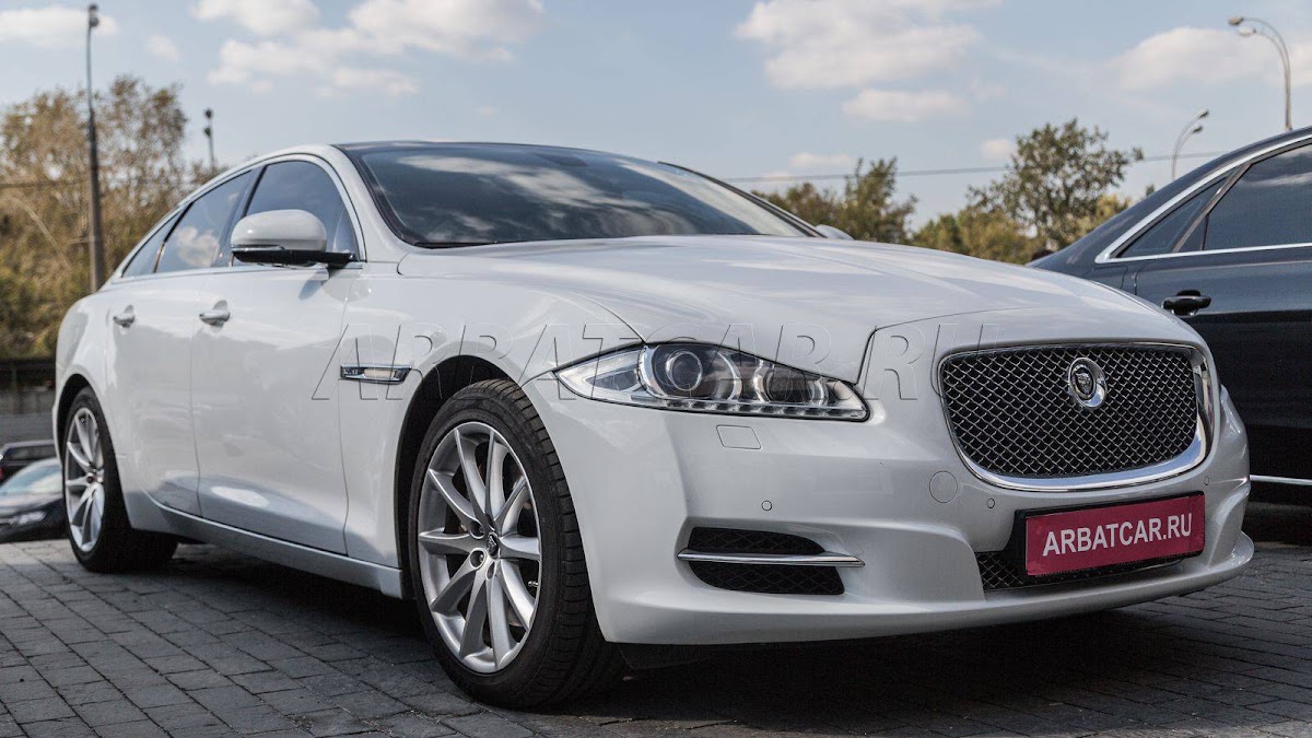 Jaguar XJ белый с бежевым салоном — кадр 3 из 27