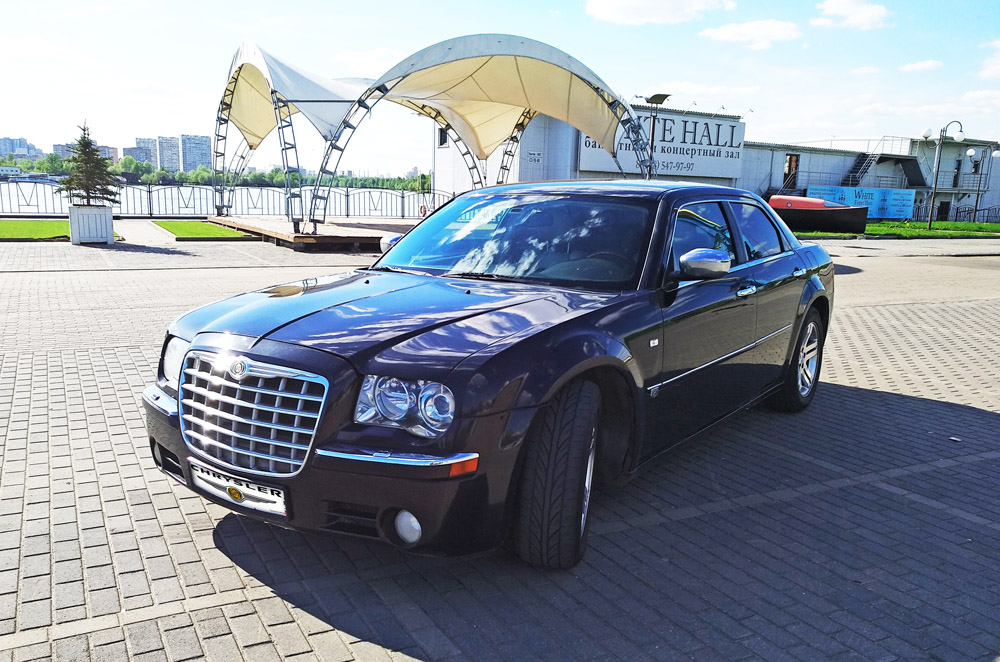 Chrysler 300C HEMI — кадр 2 из 13