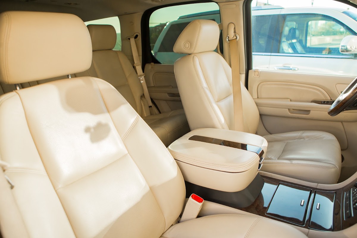 Cadillac Escalade (III) черный на светлом салоне — кадр 5 из 5