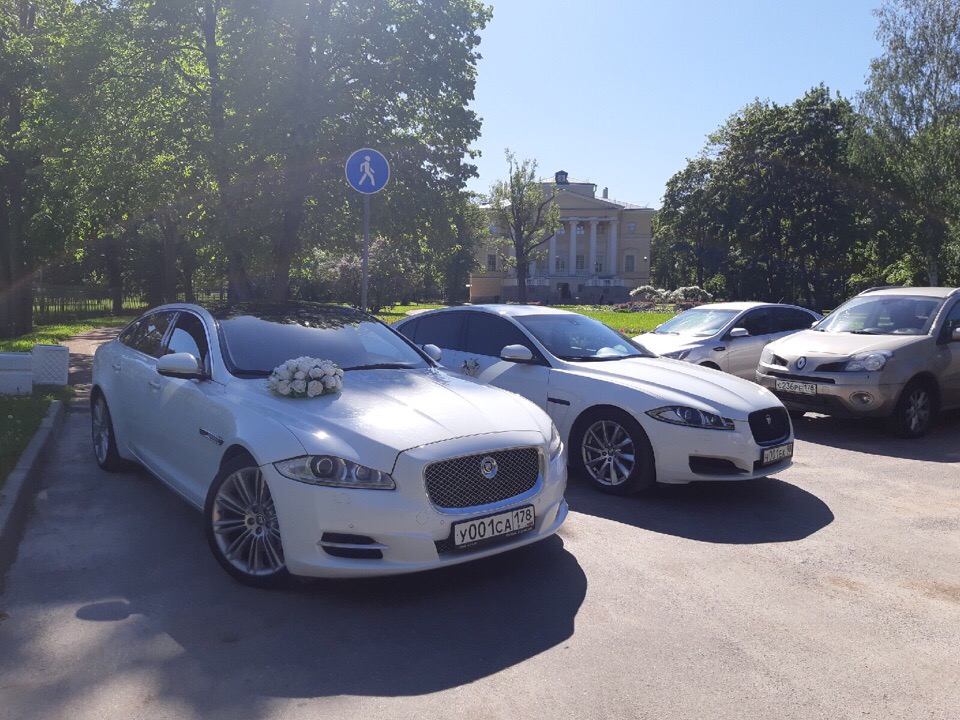 Кортеж двух из автомобилей