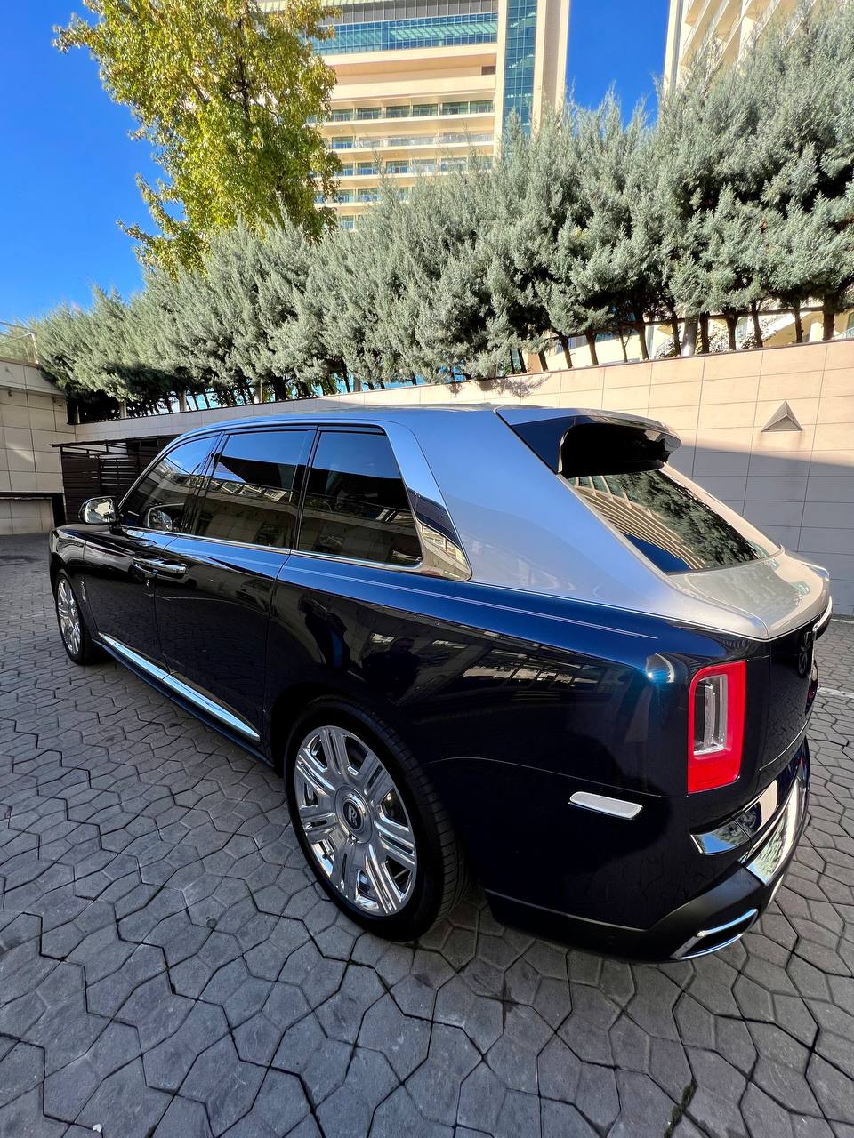 Rolls-Royce Cullinan — кадр 2 из 6