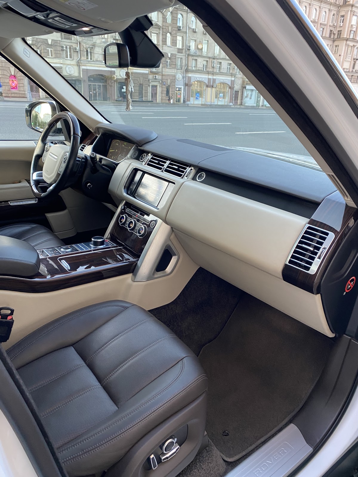 Белый Range Rover Vogue