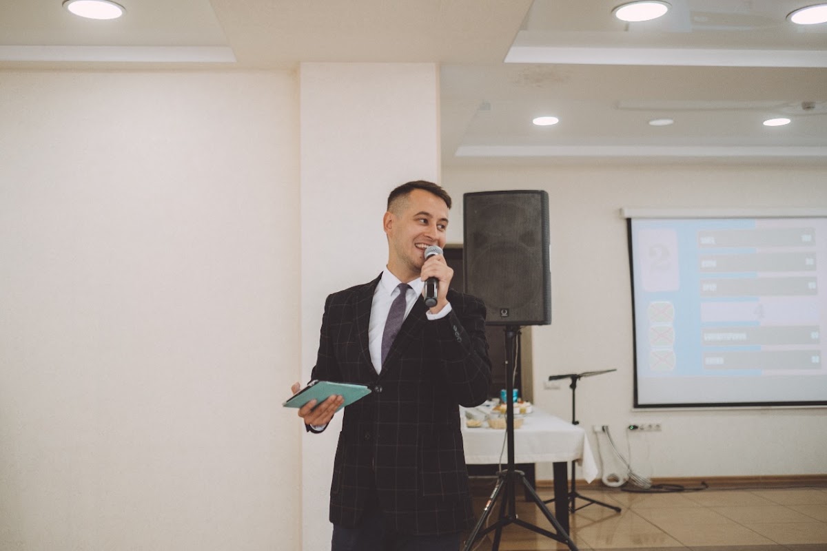 Ведущий, певец Попов Алексей