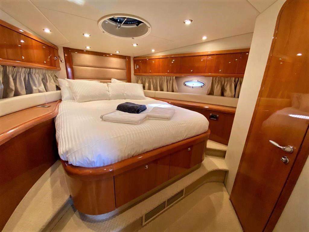 Яхта "Sunseeker Portofino 53"