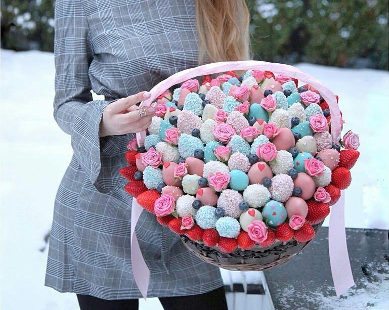 Подарочные корзины и шляпные коробки из клубники в шоколаде