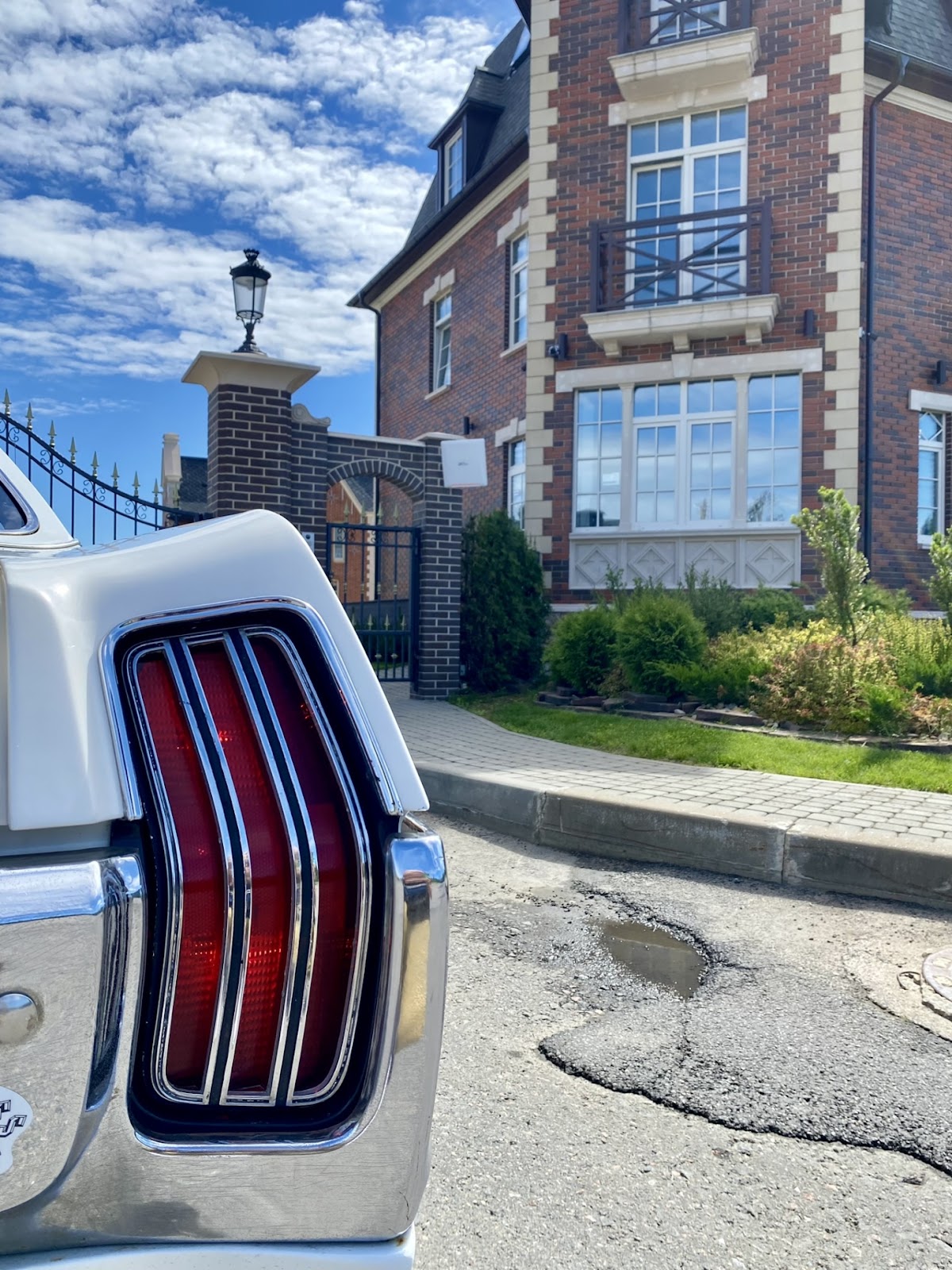 Chrysler Newport (white)