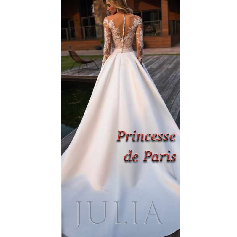 Julia — кадр 2 из 3