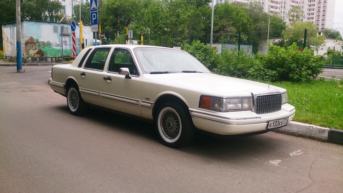 Lincoln Town Car — кадр 2 из 3