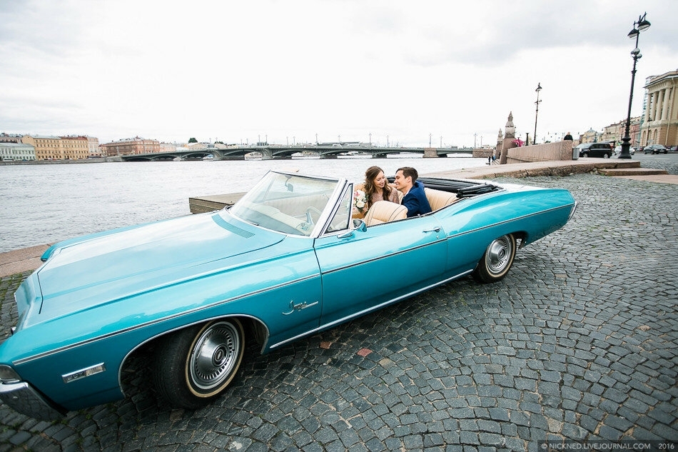 Chevrolet Impala голубая