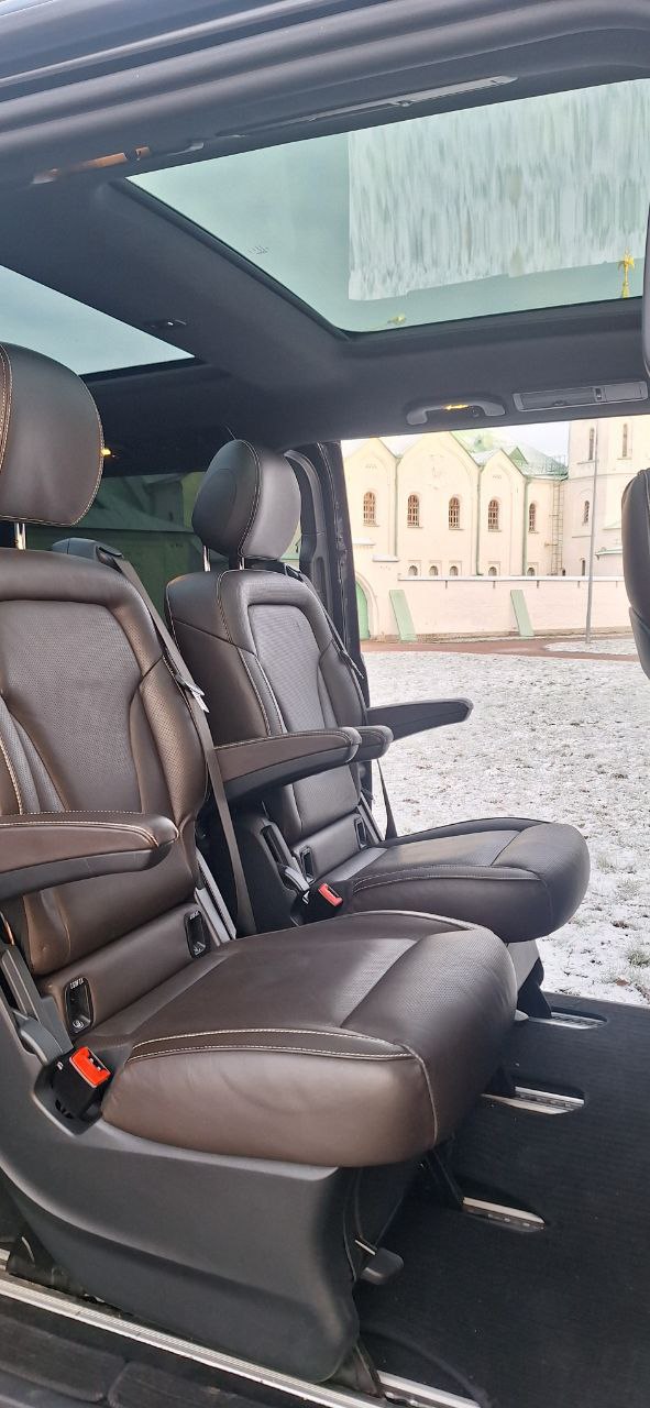 Mercedes Benz V-class с  панорамной крышей, на коричневом салоне. — кадр 5 из 6