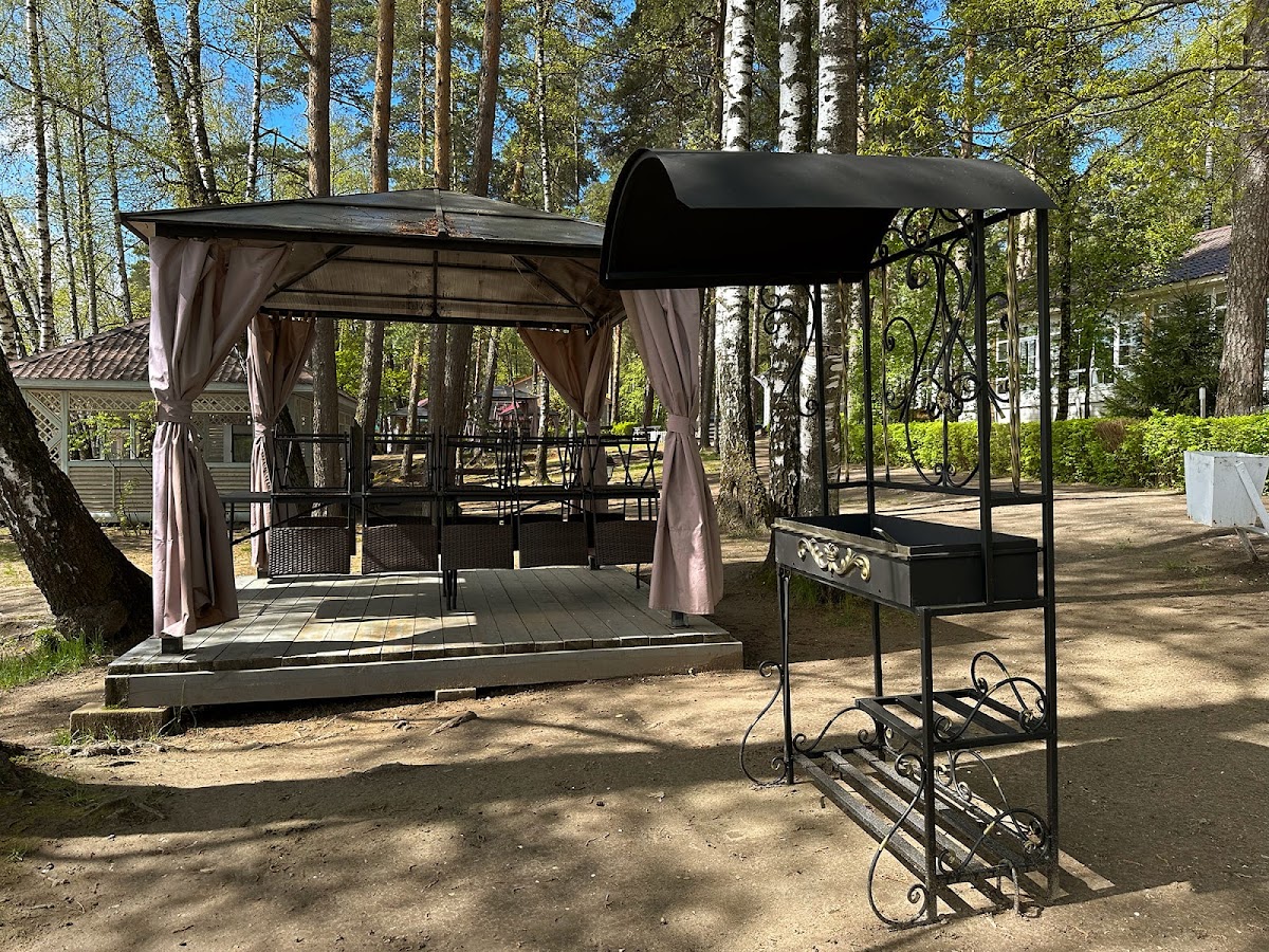 Коричневая беседка