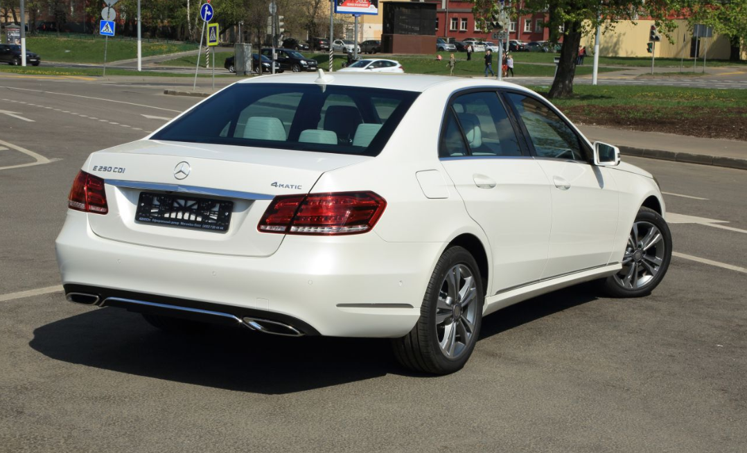 Mersedes E200 (w212) рестайлинг с бежевым салоном — кадр 2 из 4