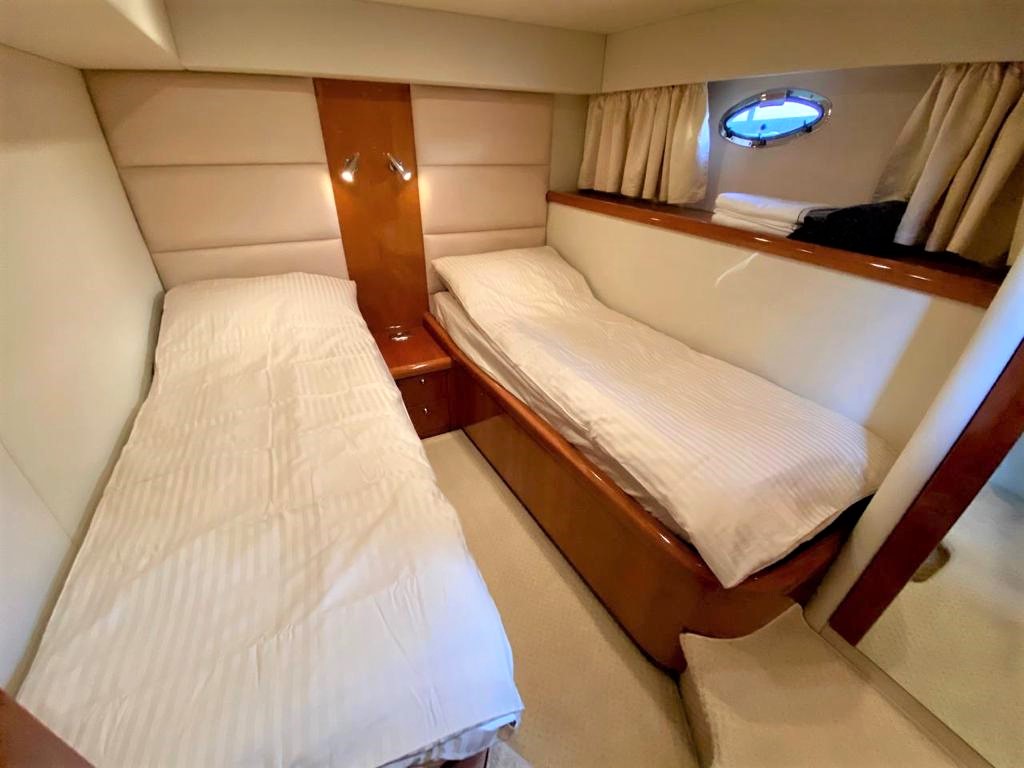Яхта "Sunseeker Portofino 53"