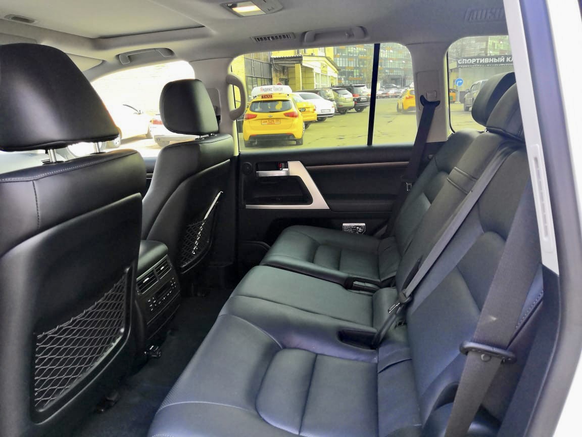 Toyota Land Cruiser 200 белый — кадр 4 из 4