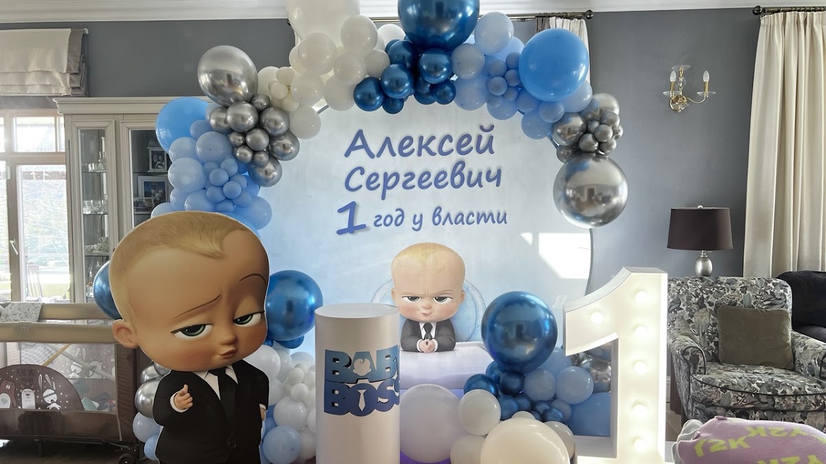 Фотозона с шарами на первый годик, первый зубик