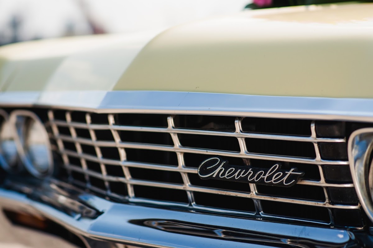 Chevrolet Impala бежевая — кадр 5 из 23