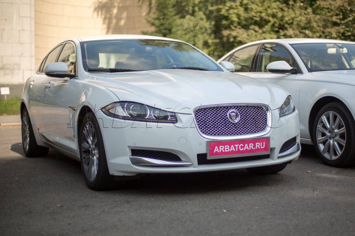 Jaguar XF белый на светлом салоне — кадр 2 из 7