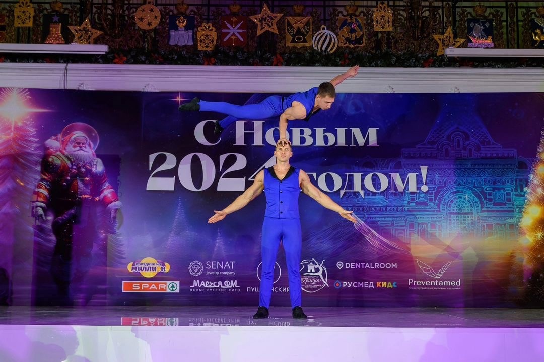 Синие костюмы