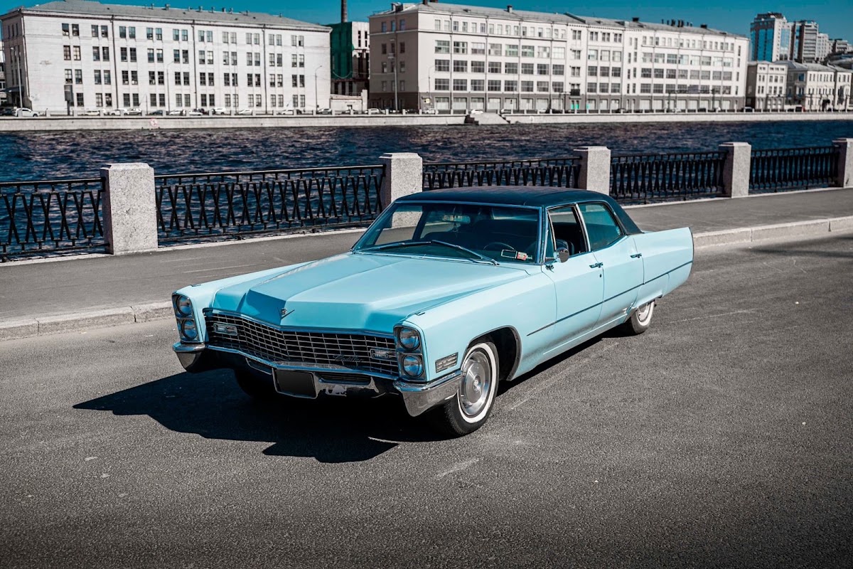 Cadillac De Ville (blue)