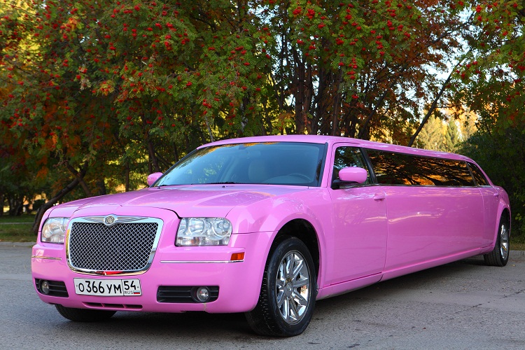 Chrysler 300C розовый — кадр 2 из 4