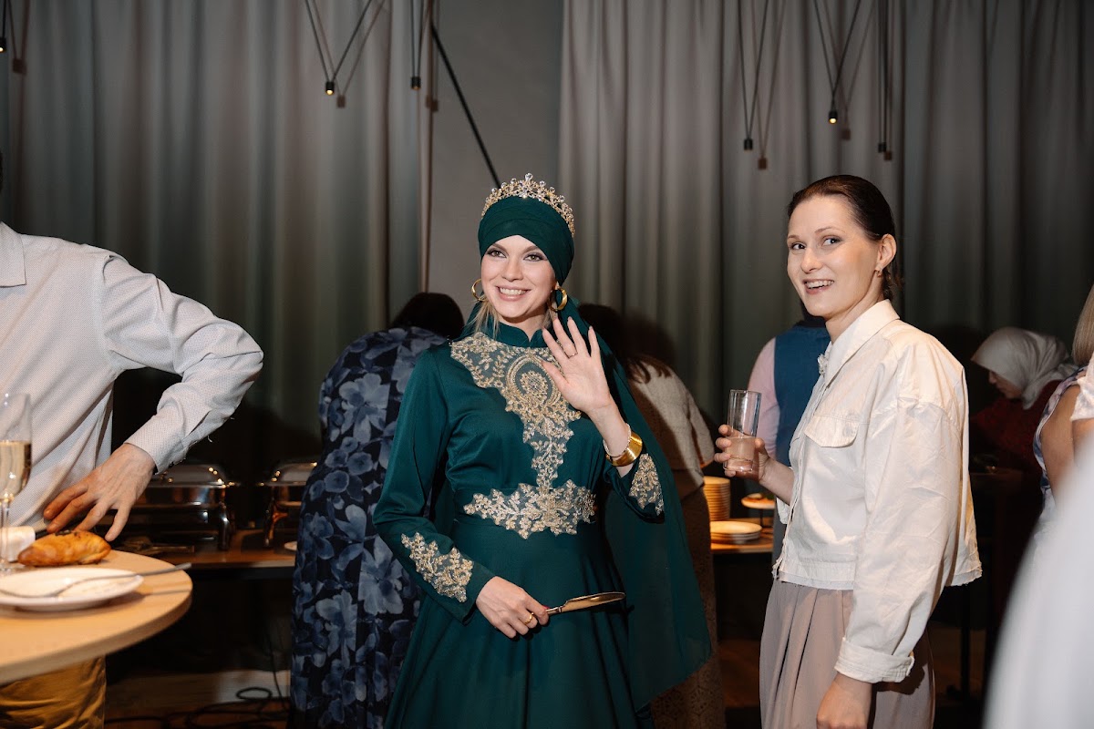 Bazaar Party Hard by AZIMUT