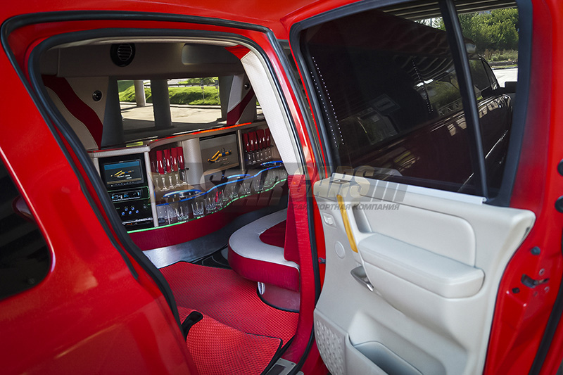 Infiniti QX56 Red (20 мест) — кадр 4 из 11