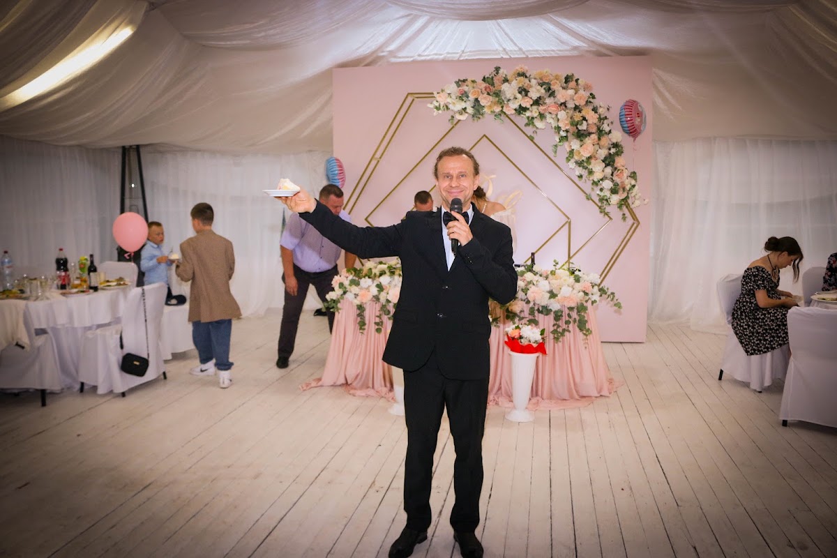 Ведущий, диджей(DJ), кавер-группа на свадьбу.