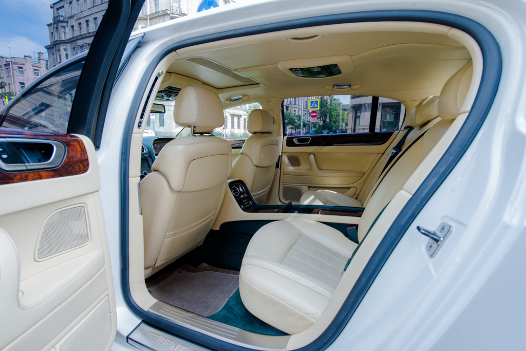 Bentley Continental — кадр 2 из 2