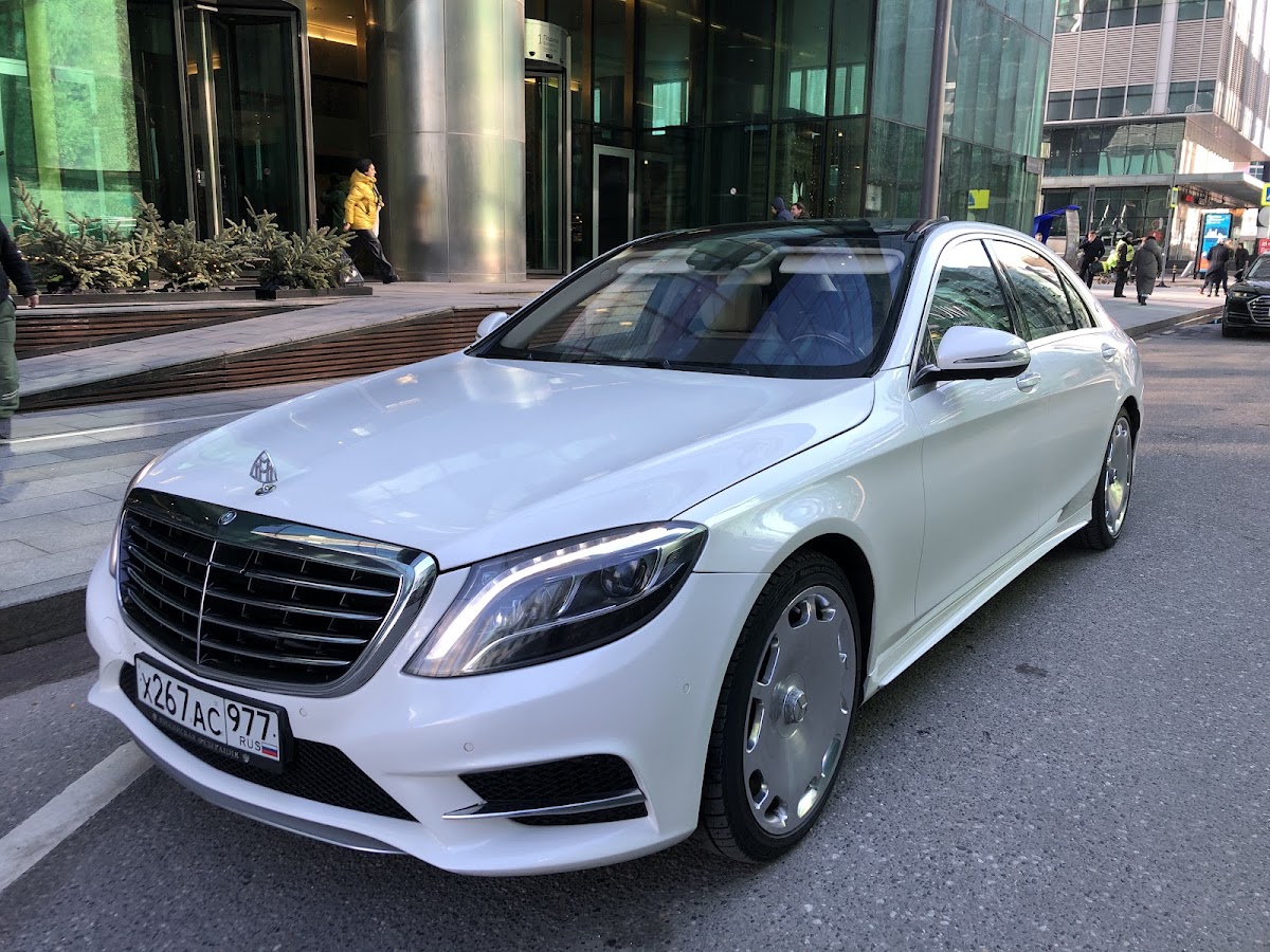 Белый Mercedes-Benz S-class (Maybach)