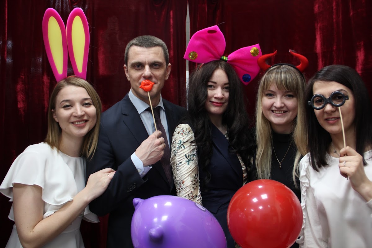 Поздравление с 8 Марта. Фотографии сделанные фотобудкой.