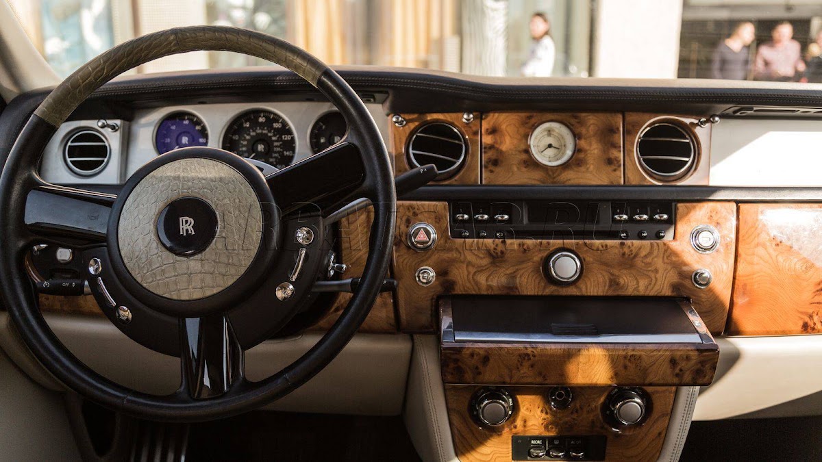Rolls-Royce Phantom белый
