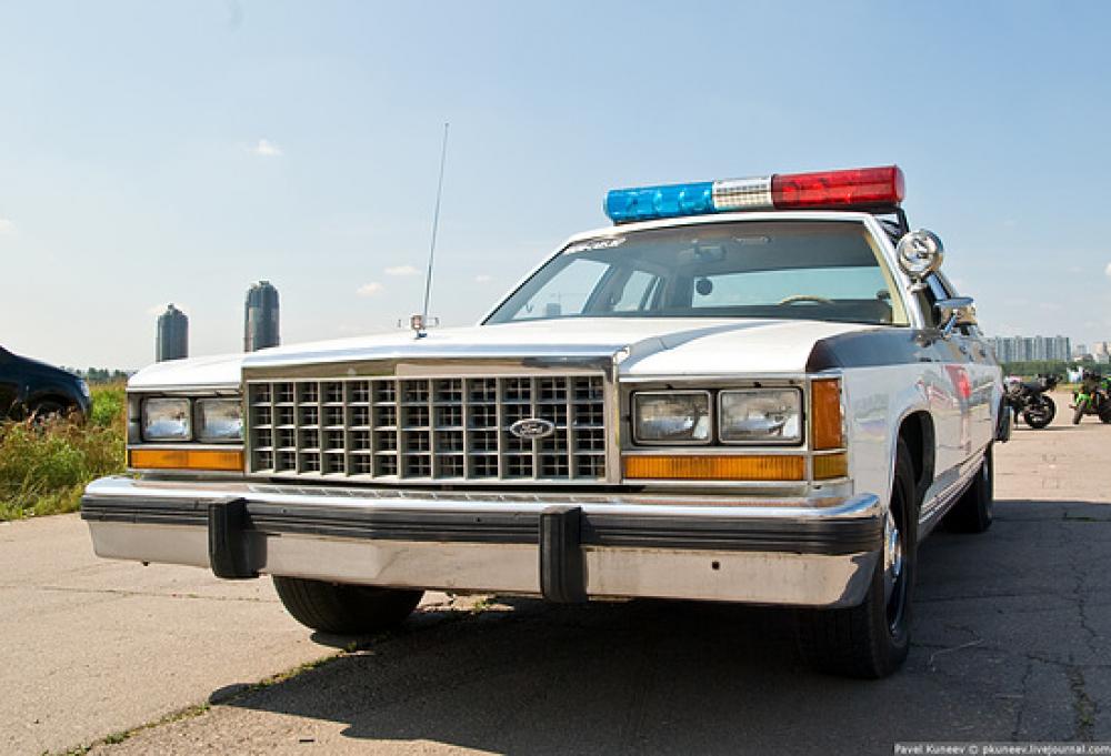Ford Crown Victoria Police 1985 — кадр 4 из 6