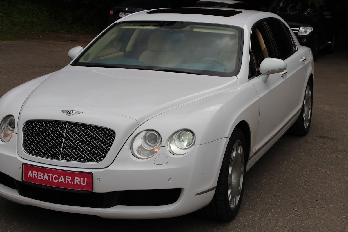Bentley Continental Flying Spur белый с бежевым салоном — кадр 3 из 7