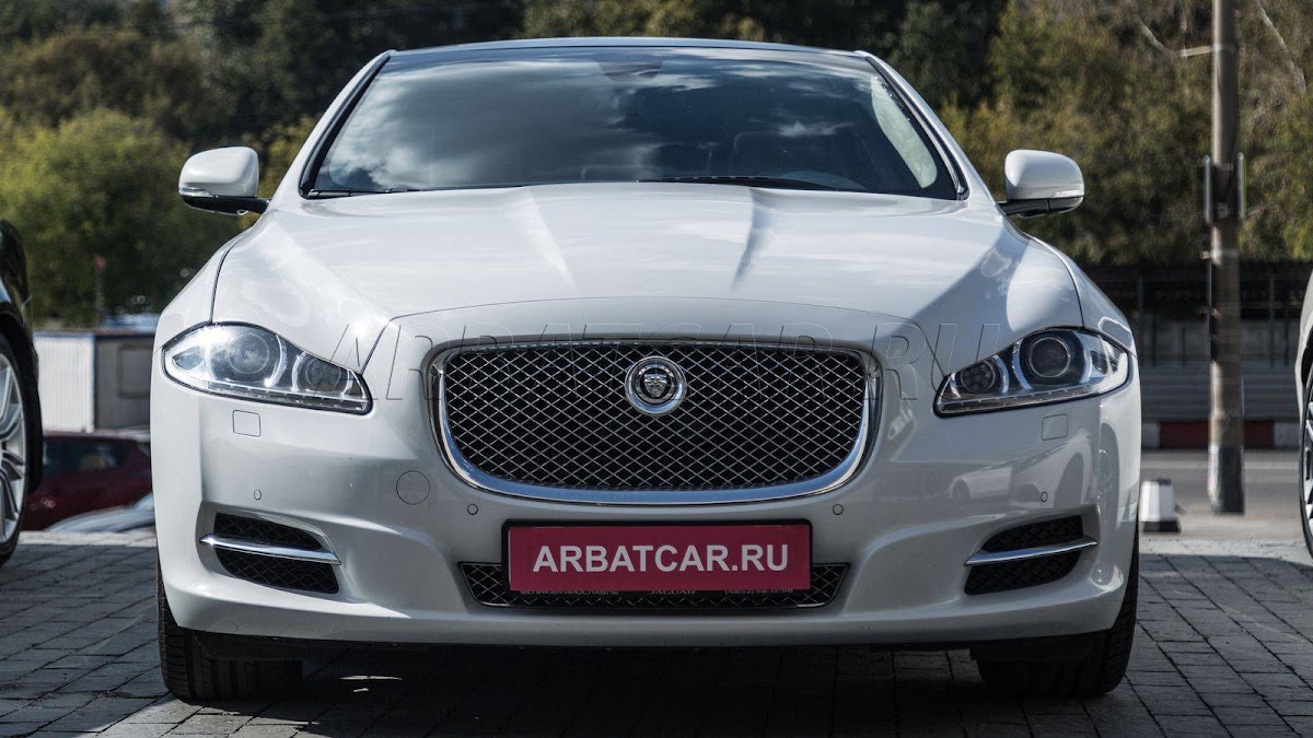 Jaguar XJ белый на светлом салоне — кадр 2 из 12