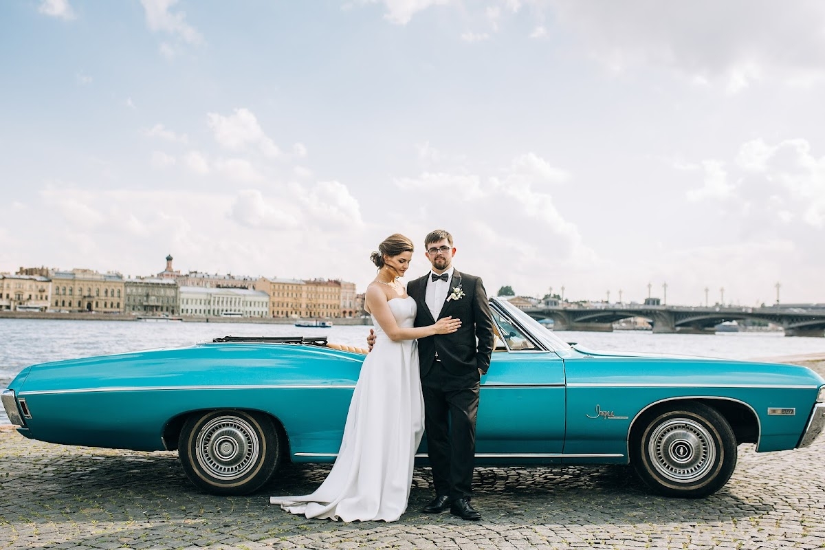 Chevrolet Impala голубая