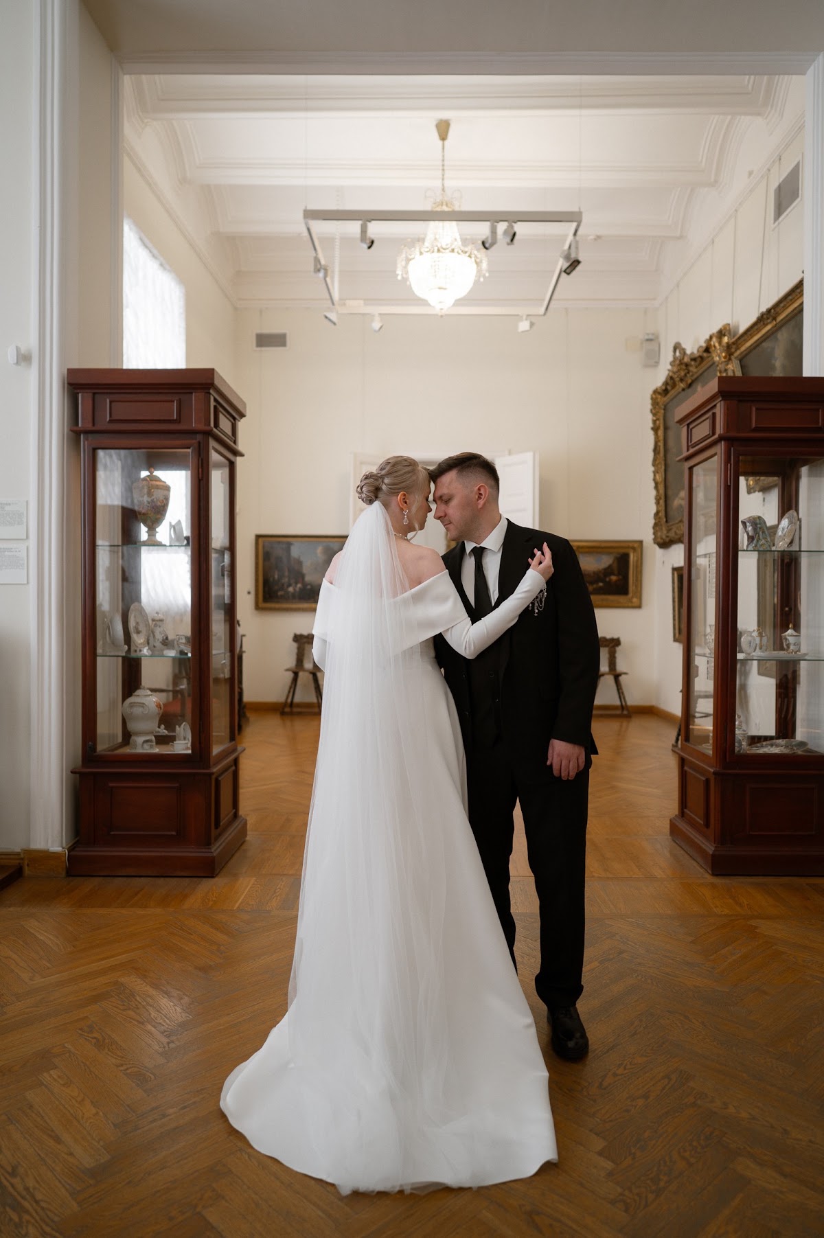Когда свадебная фотография становится частью музейной экспозиции.