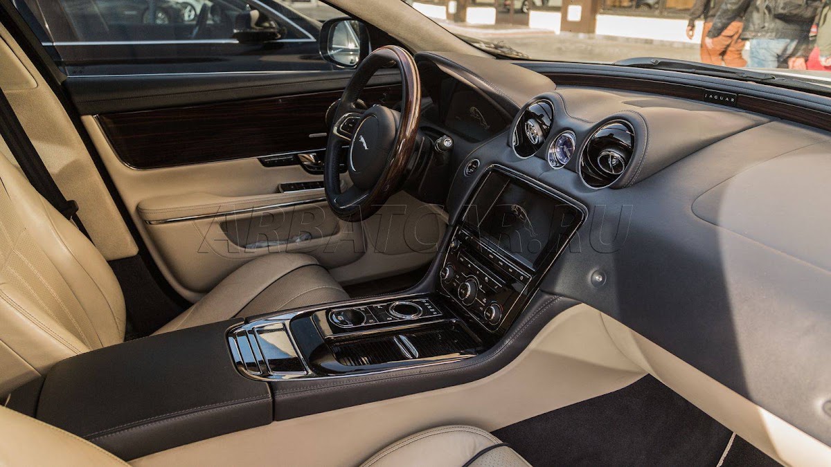 Jaguar XJ белый на светлом салоне