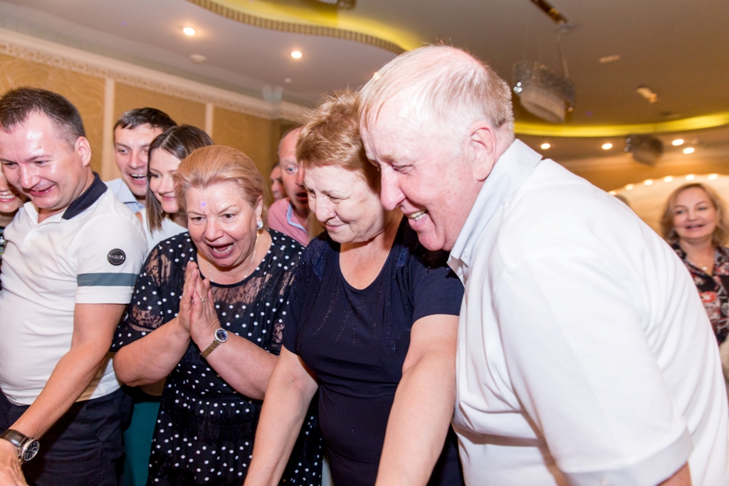 Крутим Old disco на виниловых пластинках на юбилее с настоящего проигрывателя грампластинок