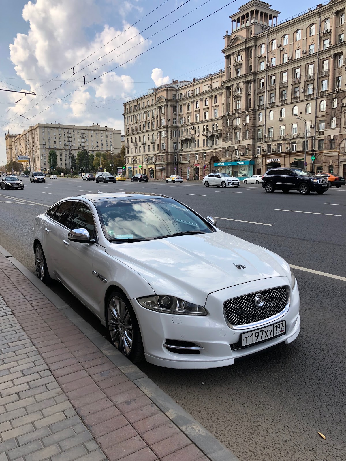 Белый JAGUAR XJ