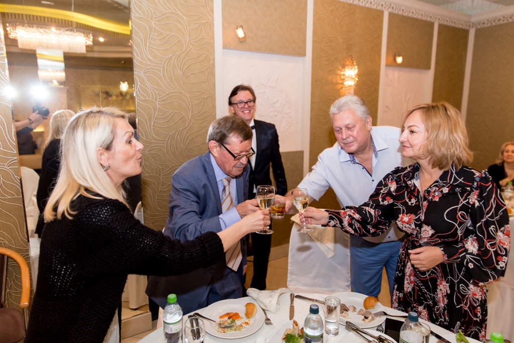Крутим Old disco на виниловых пластинках на юбилее с настоящего проигрывателя грампластинок