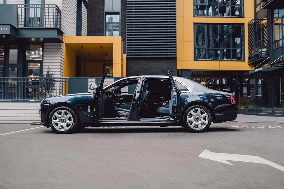 Rolls Royce Ghost EWB — кадр 2 из 3