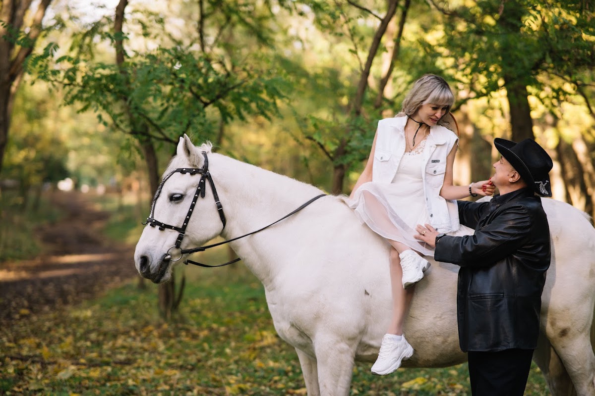Love story с лошадью в лесу