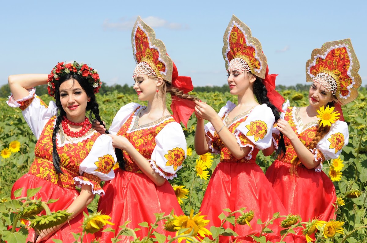Русский танец "Калинка" (может быть исполнен, как в стандартной, так в шуточной манере с ростовой куклой)