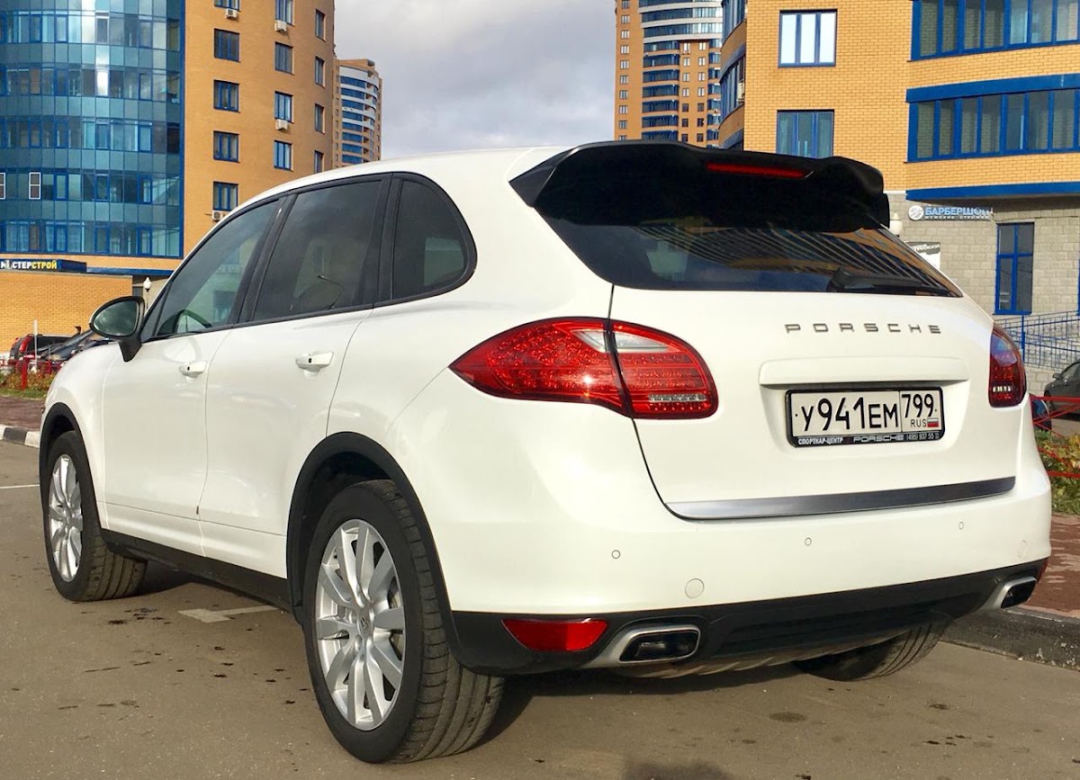 Porsche Cayenne белый с бежевым салоном — кадр 2 из 3