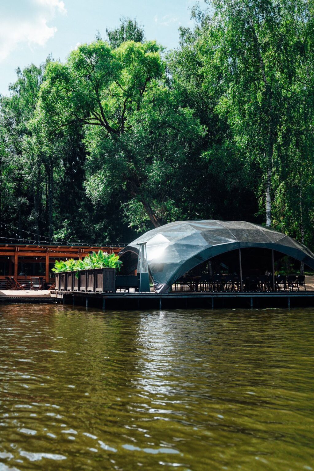 Сфера с баром у воды