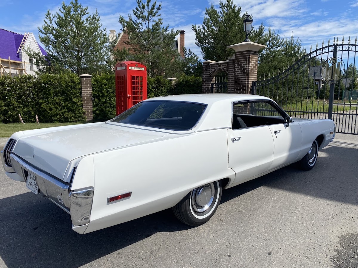 Chrysler Newport (white)