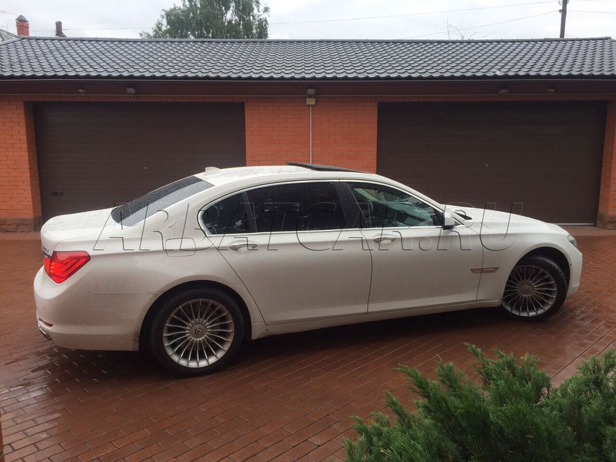 BMW 750 (F01) белый на светлом салоне — кадр 2 из 3